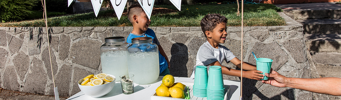 kids running a lemonade stand