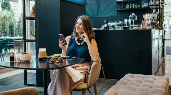 A WOMAN TALKING BY HER PHONE
