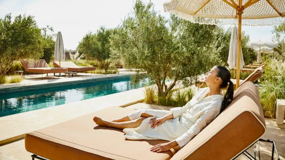 A WOMAN VACATIONENING