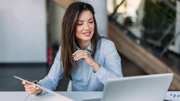 A LADY WORKING ON THE COMPUTER